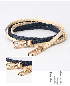 Detail geflochtener Ledergürtel in Creme und Marine mit goldener Legierungsschnalle