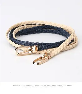 Set aus beigen und marineblauen Flechtgürteln mit polierten Goldschnallen für Kleider