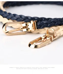 Nahaufnahme geflochtener schmaler Gürtel in Navy und Beige mit goldener Legierungsschnalle