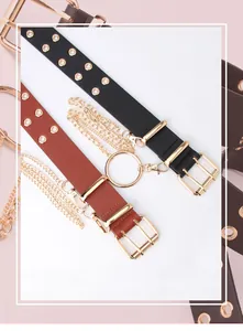 Detalle de cinturón punk con cadenas doradas y ojales metálicos de doble fila para mujer