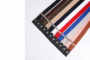 Dettaglio di cinture elastiche regolabili in vari colori con bottoni automatici in metallo