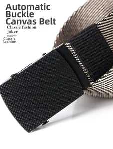 Détail de la ceinture en toile avec boucle automatique noire et sangle tissée