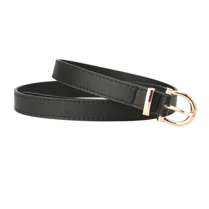 Ceinture fine noire pour femme avec boucle fer à cheval dorée sur fond blanc pur