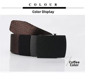 Détail de la ceinture en toile tressée marron café avec boucle automatique noire mate