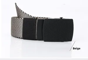 Détail de la ceinture en toile beige montrant la boucle noire mate à texture diamant