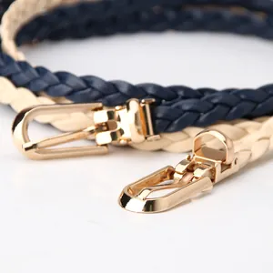 Elegante geflochtene schmale Damengürtel in Marine und Beige mit polierten Goldmetallschnallen