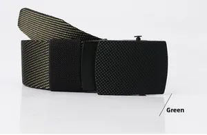 Détail de la boucle métallique noire texturée sur une ceinture en toile tissée verte pour homme