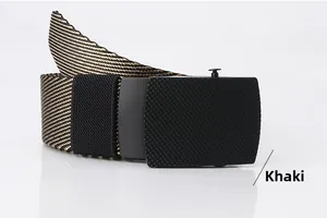Détail de la ceinture tressée kaki avec boucle automatique en métal noir mat robuste