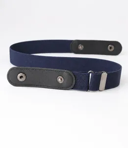 Dettaglio della cintura elastica blu navy con estremità in pelle PU e fibbia in metallo