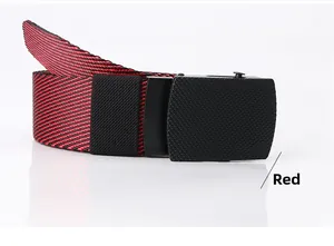 Gros plan sur ceinture en toile tissée rouge et noire avec boucle automatique mate