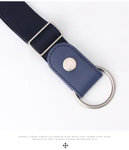 Gros plan sur la ceinture élastique bleu marine avec boucle en métal argenté et cuir