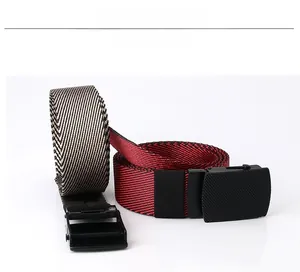 Détail de ceintures en toile tressée avec boucles automatiques noires en gris et rouge