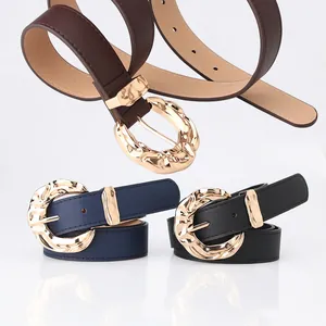 Set de cinturones para mujer en marrón, azul y negro con hebilla de metal dorado martillado