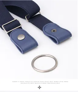 Détail de ceinture élastique bleu foncé avec boucle en similicuir et anneau métal