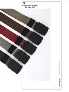 Détail de diverses ceintures en toile à rayures avec boucles automatiques noir mat