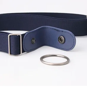 Détails d'une ceinture élastique bleu foncé avec embouts en cuir et boutons pressions
