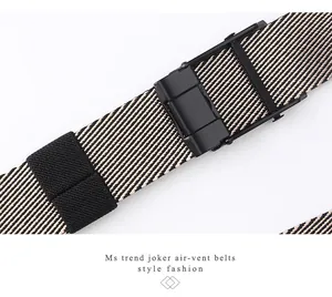 Gros plan sur la boucle automatique noire mate et la sangle en toile rayée du ceinture