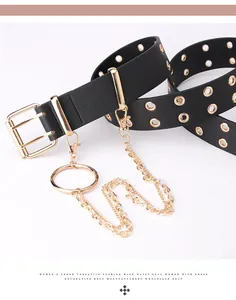 Vista detallada del cinturón punk negro con ojales dorados y cadenas decorativas