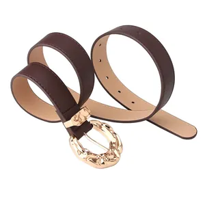 Cinturón de cuero marrón para mujer con hebilla de metal dorado y textura ondulada