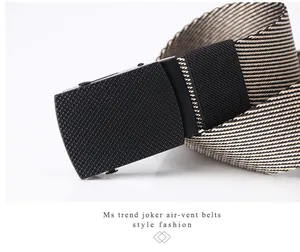 Gros plan détaillé d'une ceinture en toile tressée avec boucle automatique en métal noir