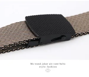 Détail d'une ceinture en toile tressée avec une boucle carrée en métal noir à motifs texturés