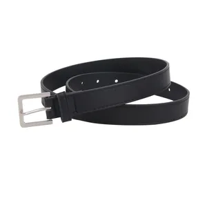 Minimalistischer schwarzer Ledergürtel für Damen mit eleganter silberner Dornschließe