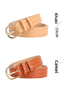 Détail de ceintures tressées en similicuir kaki et camel avec boucle ardillon dorée