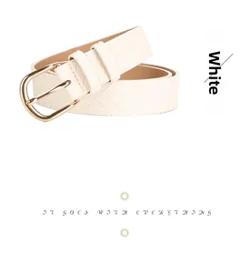 Détail d'une ceinture tressée blanche pour femme avec boucle fer à cheval dorée polie