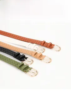 Détail de cinq ceintures tressées en cuir PU avec boucles dorées en plusieurs coloris
