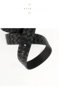 Vue détaillée d'une ceinture noire en similicuir PU avec un design tressé classique
