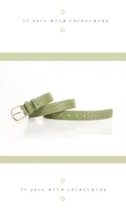 Détail d'une ceinture en cuir tressé vert avec boucle en métal doré en forme de D
