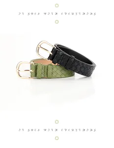 Détail de ceintures tressées en similicuir noir et vert olive avec boucle en U dorée