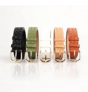 Détail de ceintures tressées avec boucles dorées en noir, vert, blanc, beige et marron chic