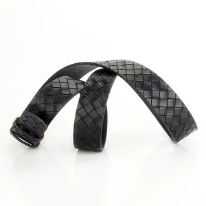 Ceinture tressée en cuir noir pour femme avec texture classique et trous de réglage fins