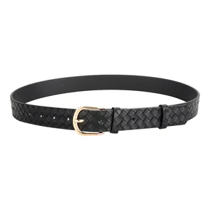 Ceinture tressée noire pour femme avec boucle fer à cheval dorée polie sur blanc