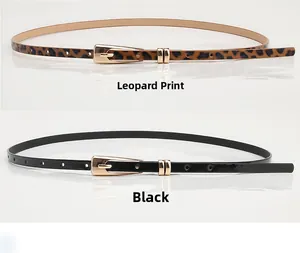 Détail de ceintures fines léopard et noires avec boucles à ardillon dorées élégantes