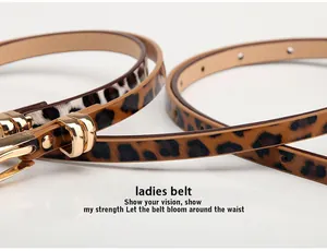 Détail macro d'une ceinture fine léopard pour femmes avec boucle dorée en alliage
