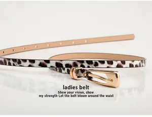 Détail d'une ceinture fine léopard avec boucle ardillon dorée pour pulls et robes