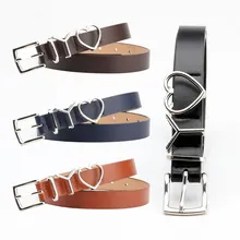 Détail de ceintures fines en simili cuir avec boucles argentées en forme de cœur et Y