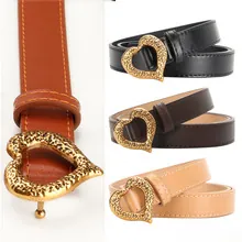 Détail de quatre ceintures fines en cuir avec boucles dorées martelées en forme de cœur