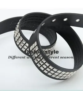 Détail d'une ceinture punk en cuir noir avec trois rangées de rivets argentés