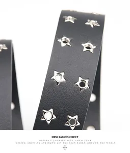 Detailaufnahme von schwarzem Ledergürtel mit silbernen Stern-Metallösen im Punk-Stil