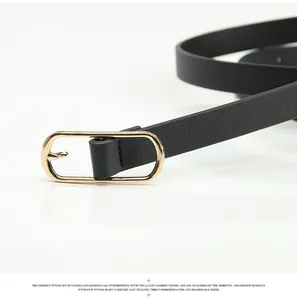 Gros plan d'une ceinture fine noire avec boucle ovale dorée et texture en cuir raffiné