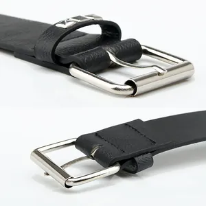 Ceinture punk en cuir noir avec rivets pyramides carrés et boucle en métal argenté
