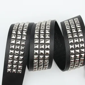Ceinture punk noire en similicuir avec quatre rangées de clous pyramide argentés pour jean