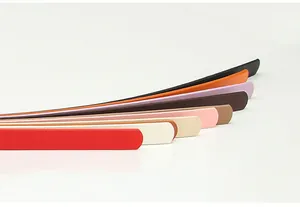 Détails des différentes couleurs et texture de la ceinture fine en cuir PU pour femme