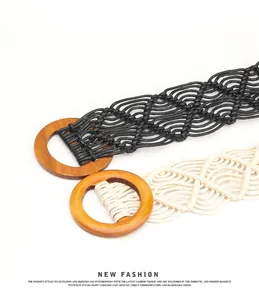 Detail handgefertigter Boho-Flechtgürtel mit runden Holzschnallen in Schwarz und Cremeweiß