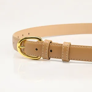 Cinturón minimalista de cuero PU color camello con hebilla dorada y costuras blancas