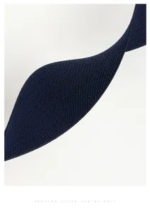 Primer plano macro de cinturón trenzado elástico azul oscuro con textura flexible