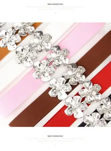 Détail de ceintures élastiques colorées pour femmes avec boucles en métal argenté fleuri